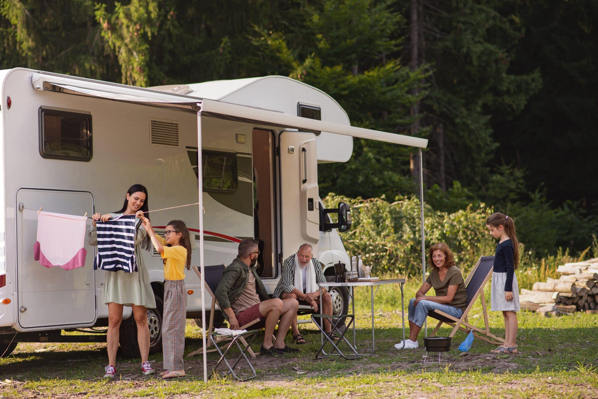 Pourquoi un van aménagé est la solution idéale en camping ?